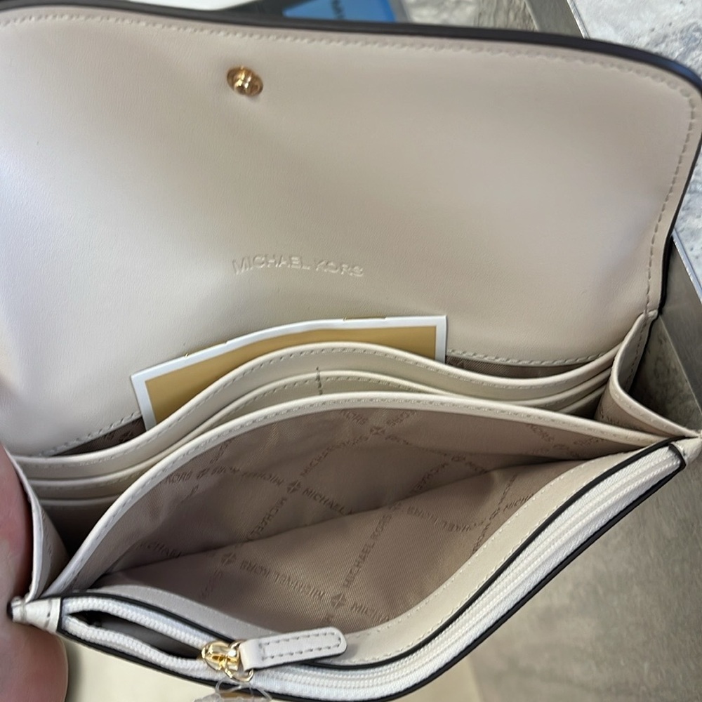Michael Kors Hamilton Large Leather Continental Wallet
Light Cream
NWT - Picture 14 of 16